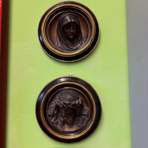 Antica coppia di bronzi epoca XIX sec Vergine e Gesù . Mis diametro cm 20 . Prof cm 7